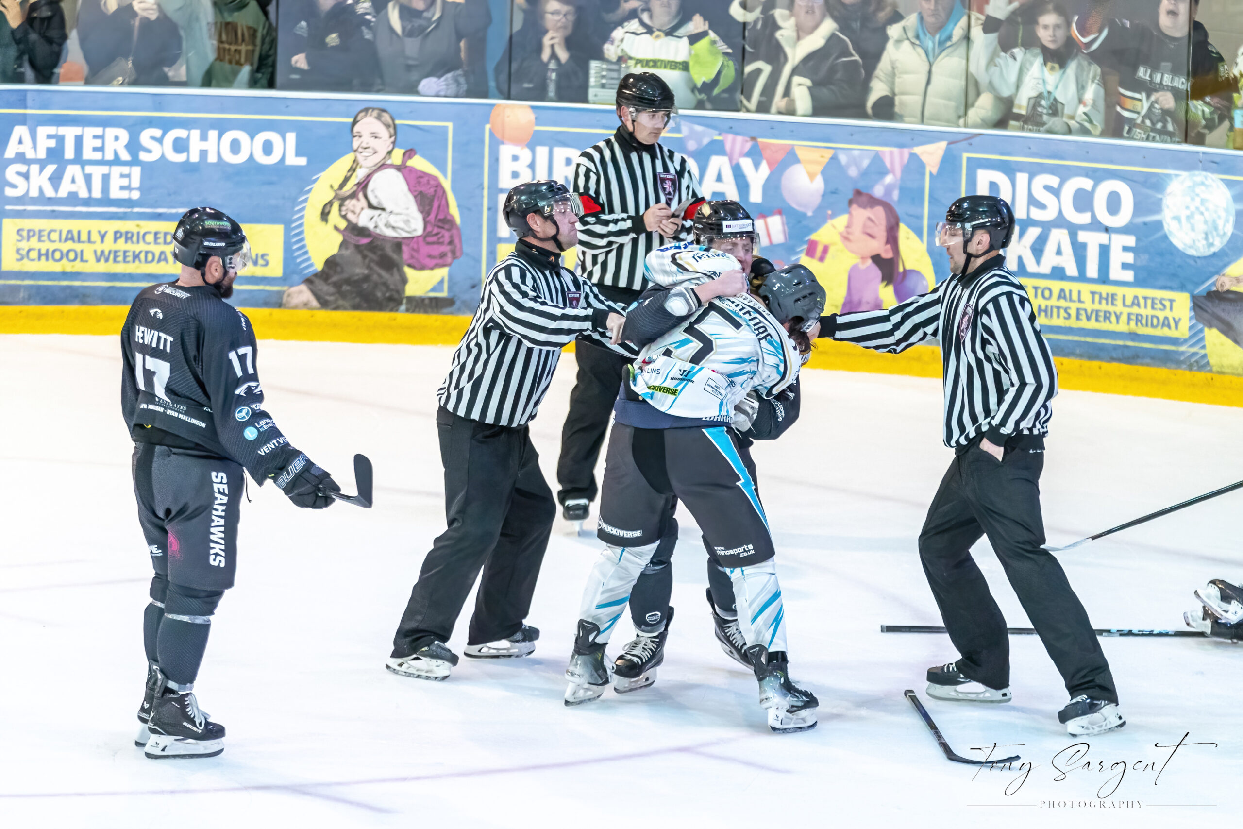 AL4I8315 ice hockey penalty, roughing