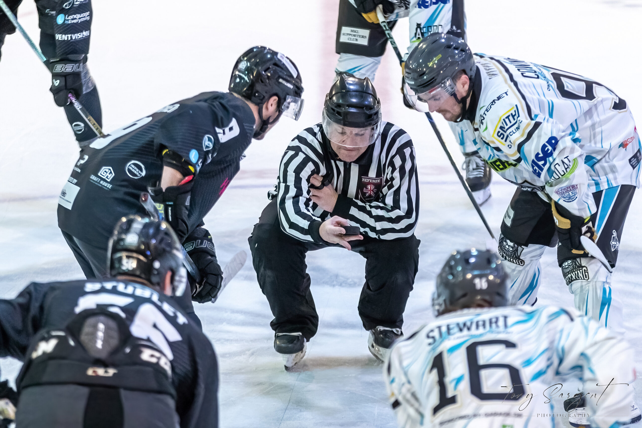 AL4I8331 ice hockey faceoff